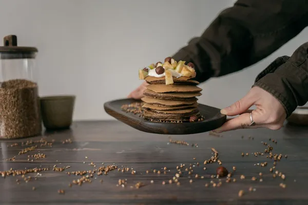 Panquecas de banana com aveia empilhadas com rodelas de banana por cima